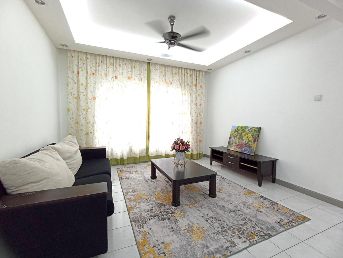 Tropika Homestay Bangi With 3 Bedrooms Kajang Exterior photo