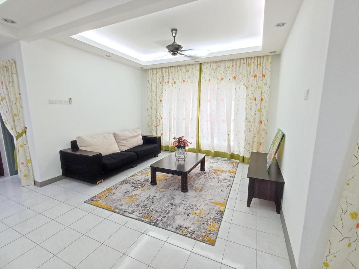 Tropika Homestay Bangi With 3 Bedrooms Kajang Exterior photo