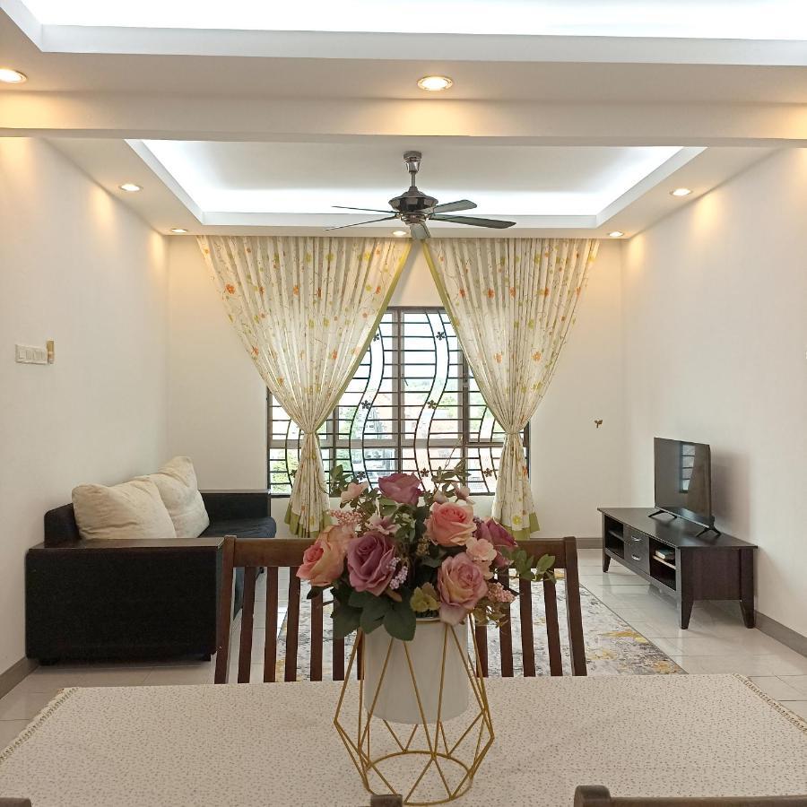 Tropika Homestay Bangi With 3 Bedrooms Kajang Exterior photo