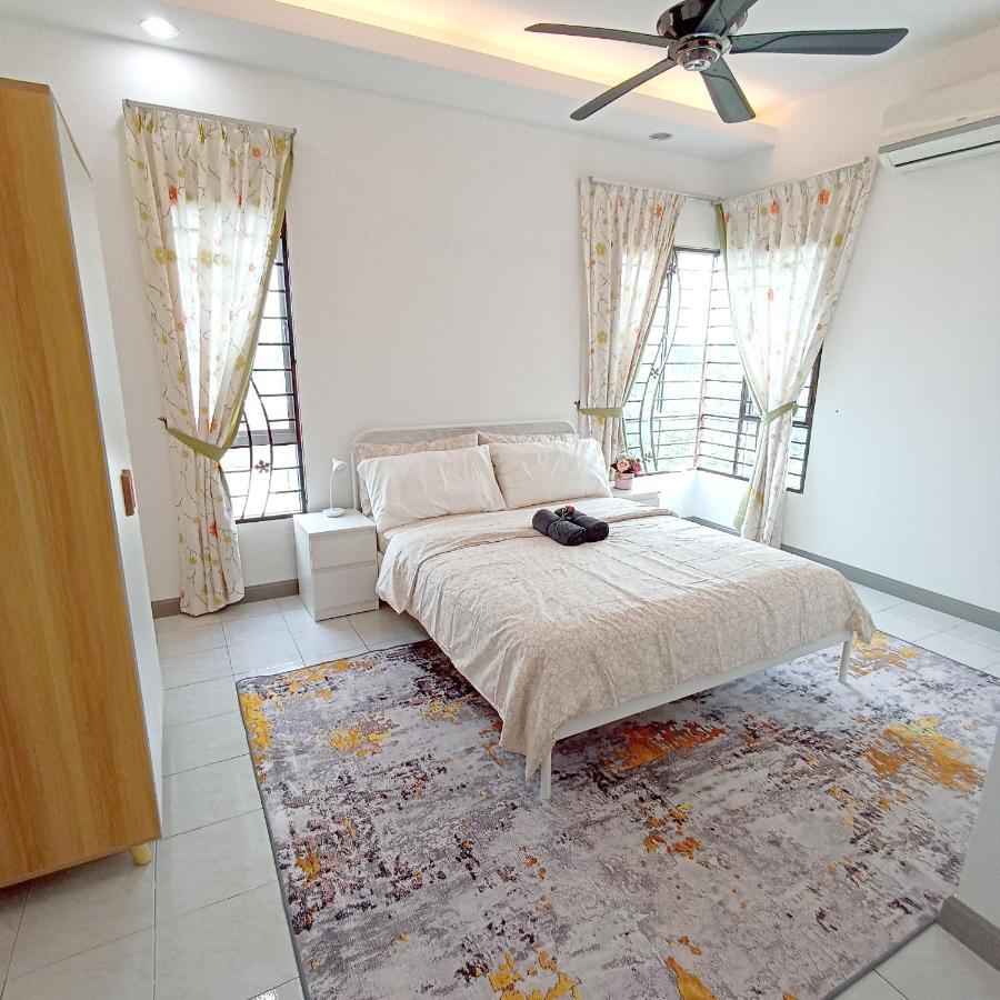 Tropika Homestay Bangi With 3 Bedrooms Kajang Exterior photo