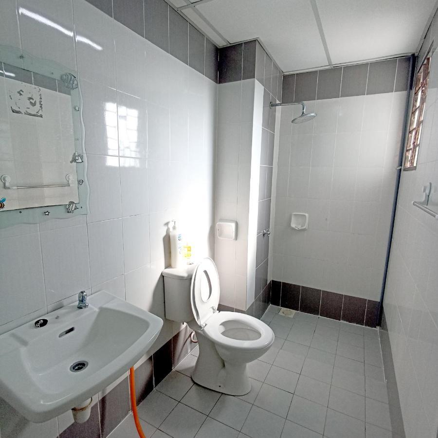 Tropika Homestay Bangi With 3 Bedrooms Kajang Exterior photo