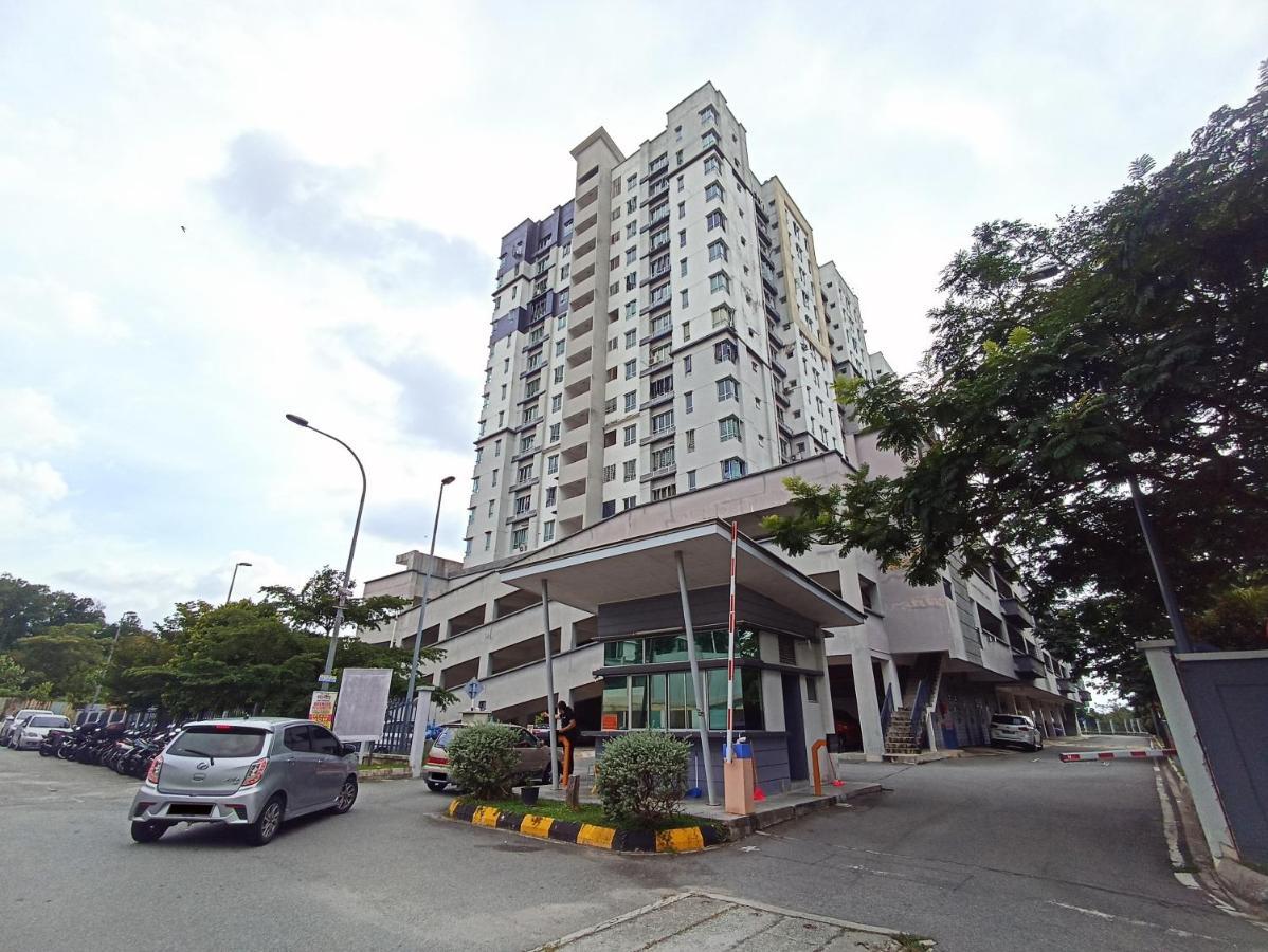 Tropika Homestay Bangi With 3 Bedrooms Kajang Exterior photo