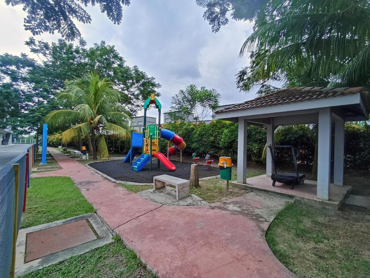 Tropika Homestay Bangi With 3 Bedrooms Kajang Exterior photo