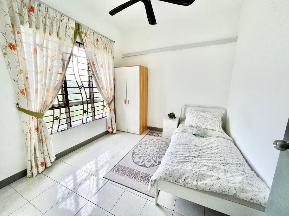 Tropika Homestay Bangi With 3 Bedrooms Kajang Exterior photo