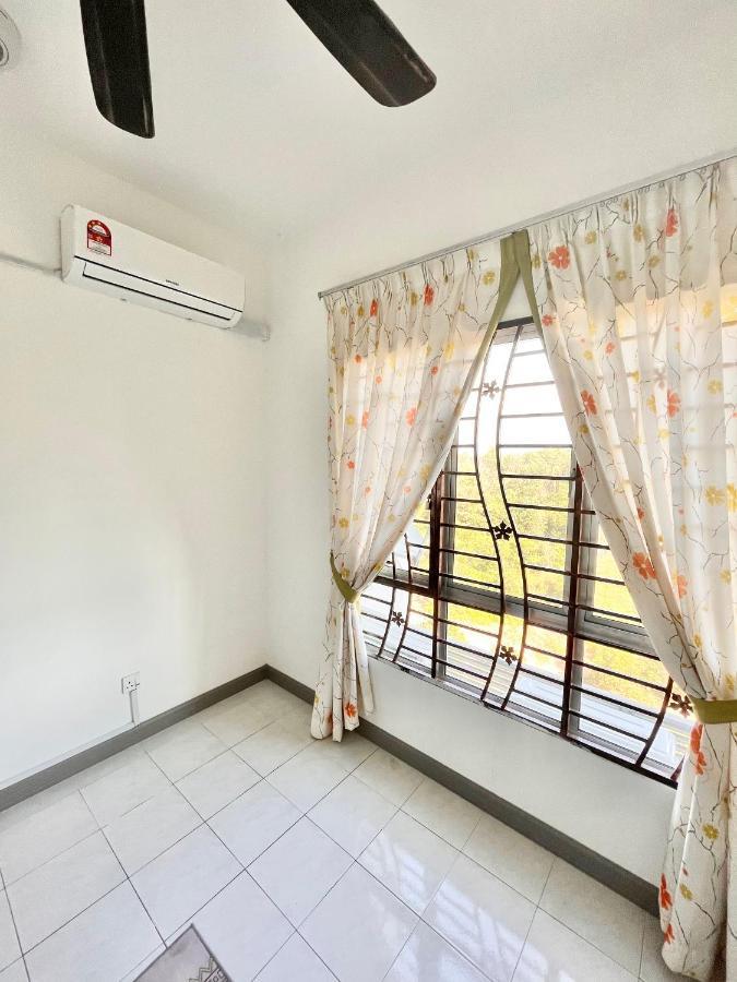 Tropika Homestay Bangi With 3 Bedrooms Kajang Exterior photo