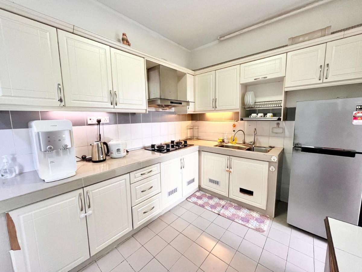 Tropika Homestay Bangi With 3 Bedrooms Kajang Exterior photo